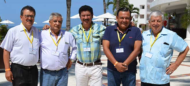 Luis Pazos, Edelberto Pinza, Gabriel Chvez, Armando Huilca y Jos Estvez, delegados del Colegio de Mdicos de Santo Domingo.