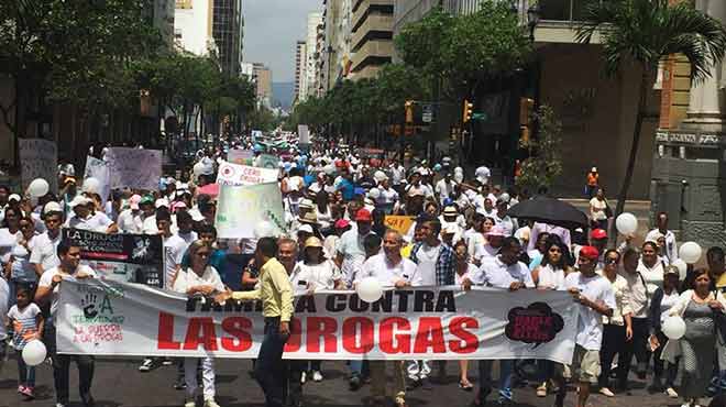 Ciudadanos en la marcha denominada La Familia Contra las Drogas.