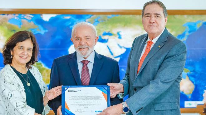 El presidente Luiz Incio Lula da Silva recibe la certificacin.