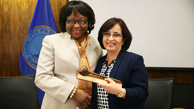 Carissa Etienne y Margarita Guevara.