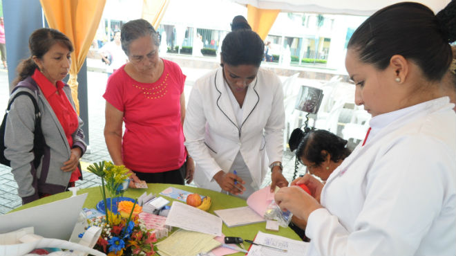 Personal del Hospital brinda informacin sobre le tuberculosis.