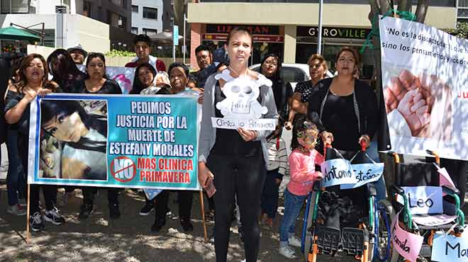 Manifestantes en los exteriores del MSP