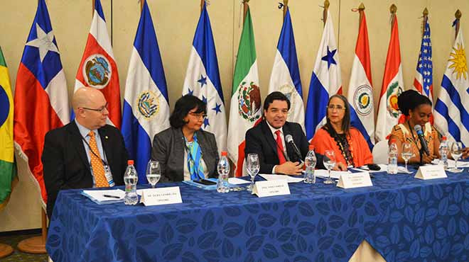 Dean Chambliss (OPS), Gina Tambini (OPS/OMS Ecuador), Fernando Cornejo (MSP), Reina Roa (Ministerio de Salud de Panam) y Reeshemah Cheltenham Niles (Ministerio de Salud de Barbados)