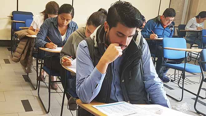 Mdicos graduados rinden examen.