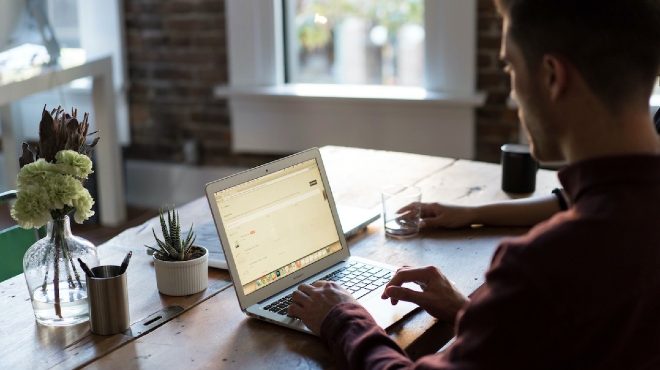 Se recomienda hacer pausas durante el trabajo.