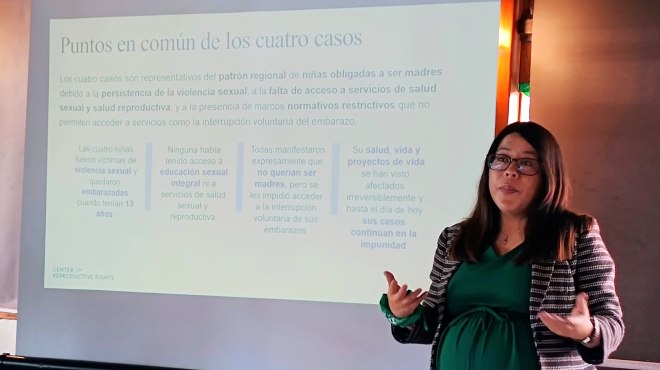 Mayra Tirira, abogada de Surkuna, presentando los casos en Quito ante los medios de comunicacin.