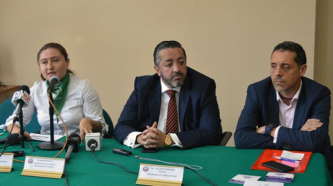 Ana Cristina Vera, directora ejecutiva de Surkuna, Ramiro Garca, presidente del Colegio de Abogados de Pichincha, y Javier Fernndez, de la universidad de Oviedo. 