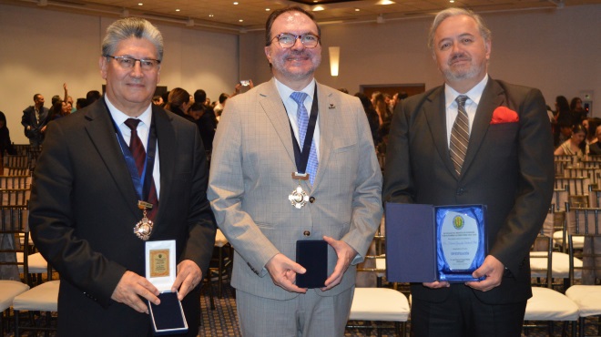 ngel Alarcn, decano de Medicina de la Universidad Indoamrica; Luis David Prieto, rector de la Universidad Indoamrica; Fabricio Gonzlez Andrade, mdico del ao en el campo de la Investigacin.