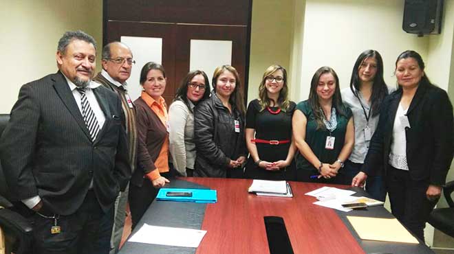 Vernica Espinosa, ministra de Salud, junto a representantes de la Confederacin de Profesionales de la Salud.