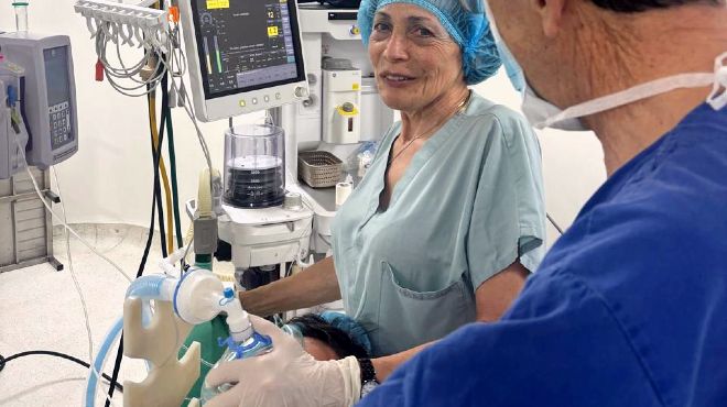La anestesiloga Susana Cueva en quirfano cumpliendo a cabalidad su rol.