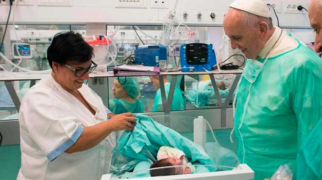 El Papa en visita a un hospital.